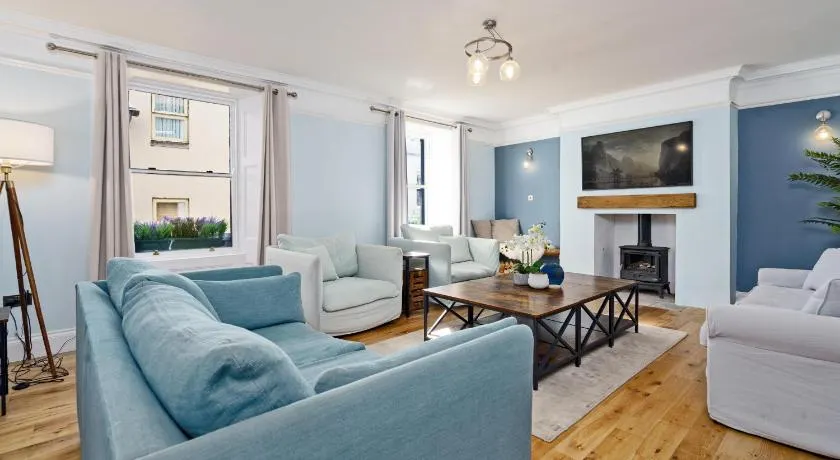 Clovelly House Relaxed Family Coastal Home - Image 1