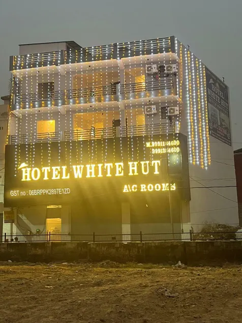 Hotel White Hut - Image 1