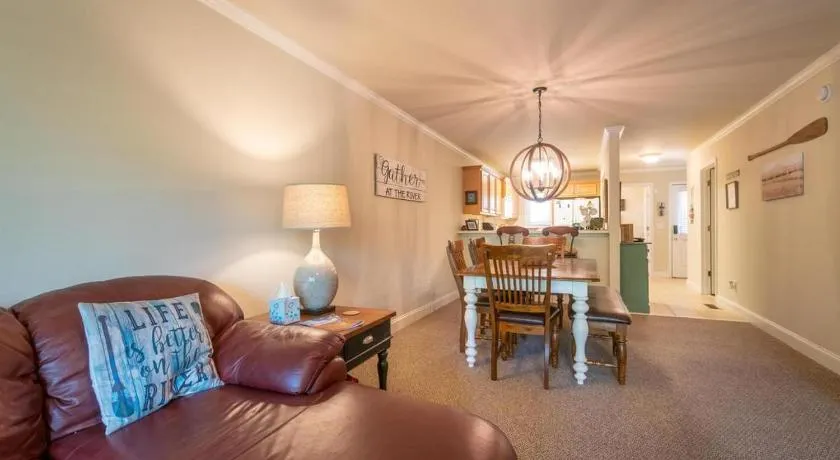 Riverfront home within walking distance of Helen - Image 1
