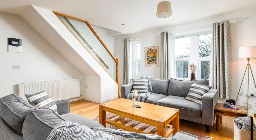 Large 5Bed Town House-Sleeps 9-By FabAccommodation - Image 1