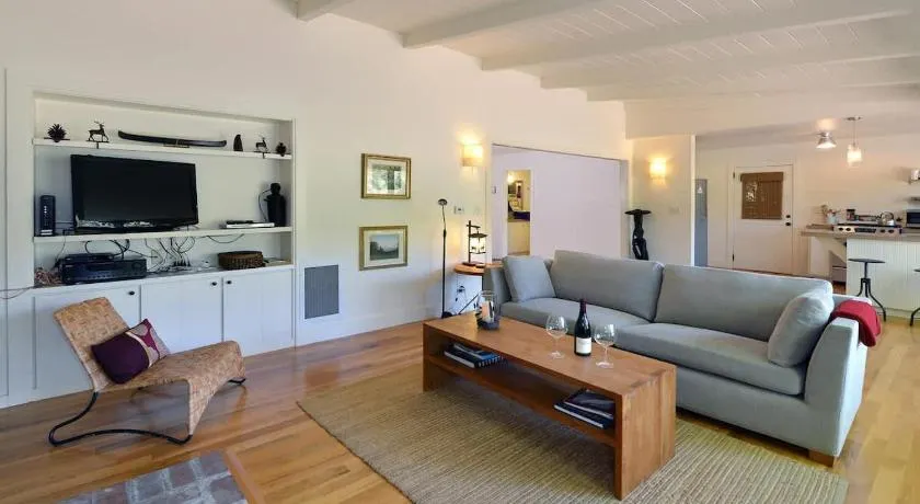 Serene Riverfront Cottage In Healdsburg Views Kayaks 1 5 Mile To Downtown - Image 1