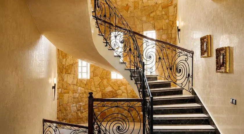 Large Classic Villa, 3 Levels, 5 bedrooms, 5 Baths, Pool & Garden - Image 1