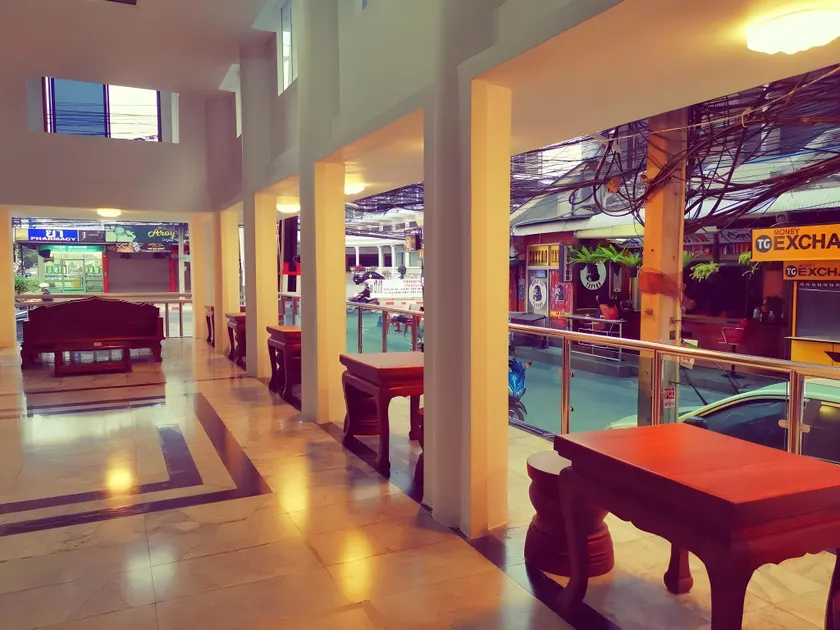 Highfive Hotel Pattaya - Image 1