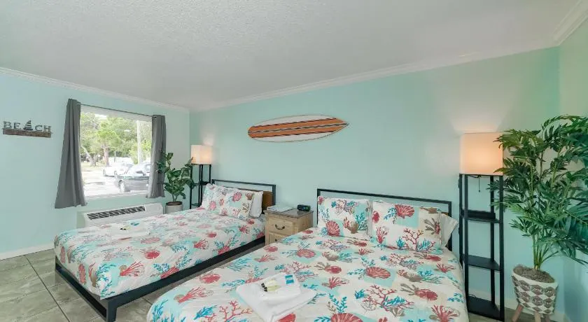 Heated Pool, Huge TV, Waterfront Tiki Bar & Grill, Close to Beaches - Image 1