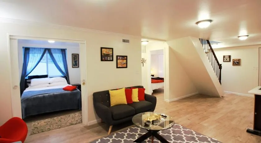 Otis 3304 Bsmnt - Sunny lower apartment suite - Image 1