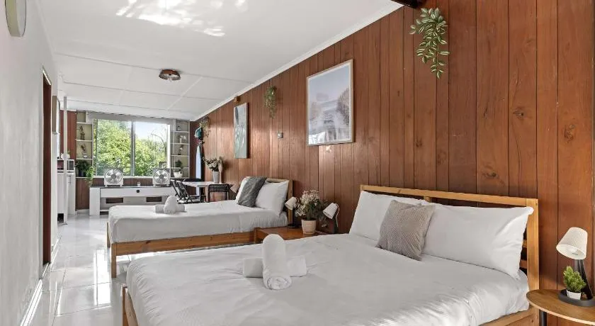 Simple 2-Double Bed Studio Stay - Peakhurst - Image 1