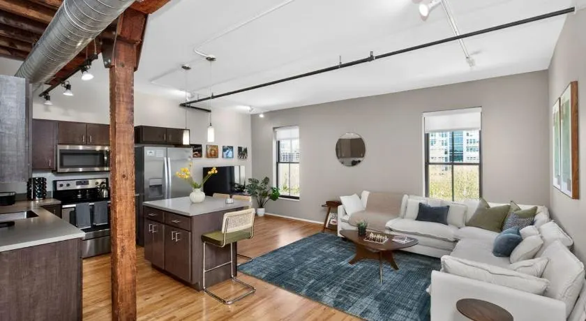 Top-Floor Loft , Downtown Views, Free Parking - Image 1