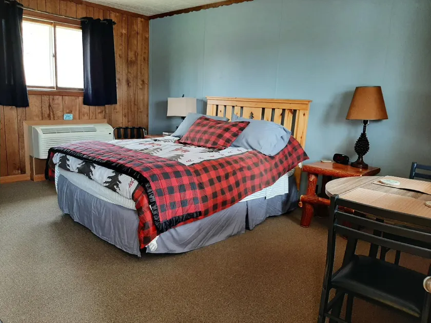 Sunshine Motel and Cabins - Image 1