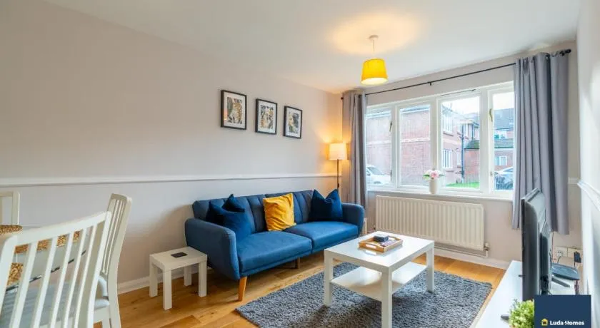 Camberley Spacious and Comfy 3 Bedroom Home, Next to Frimley Hospital with Parking - Image 1