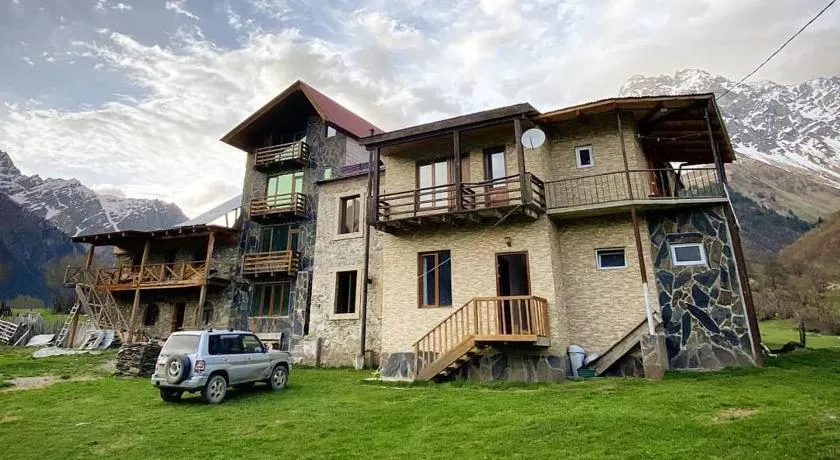 Peak Mazeri Guest House - Image 1