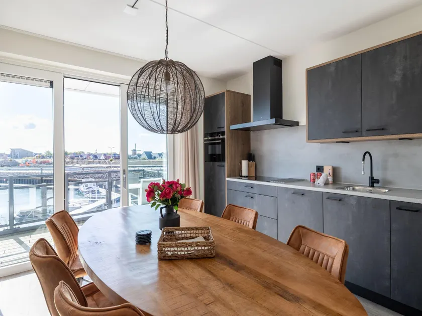 Beachfront apartment with sea-view - Image 1