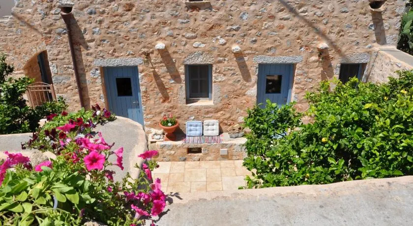 Petrounis Hotel - Image 1