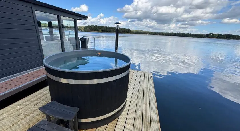 Houseboat Marina Mookerplas 4-6 persoons (met hottub en dakterras) - Image 1