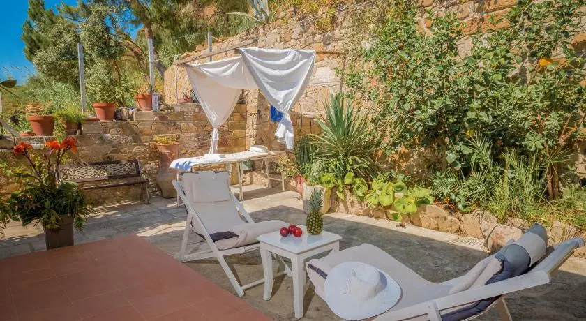 Anastasia Miramar Deluxe Apartments - Image 1