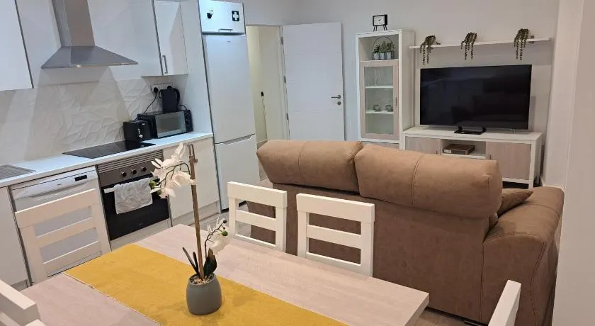 Main Street - 3 Bed Room - Family Friendly - Image 1