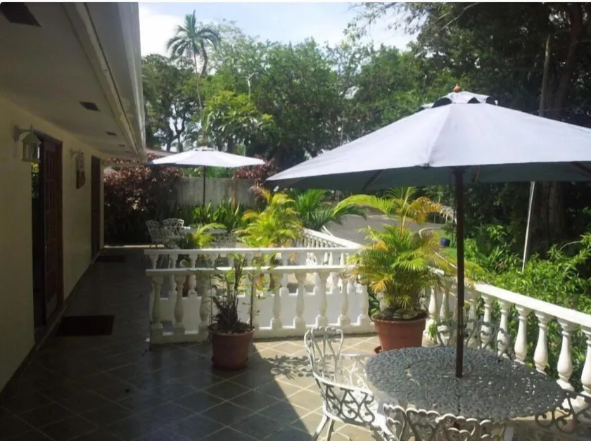 Hibiscus House Bed and Breakfast - Image 1