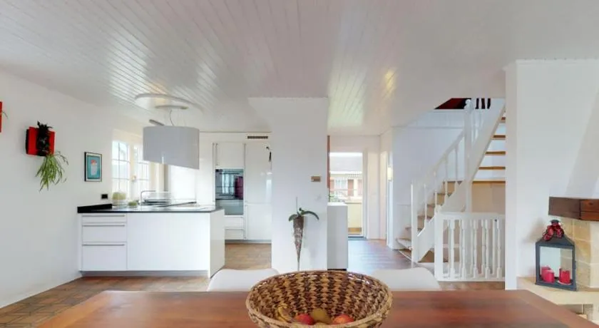 Cheerful villa with fireplace, bath-tub and garden - Image 1