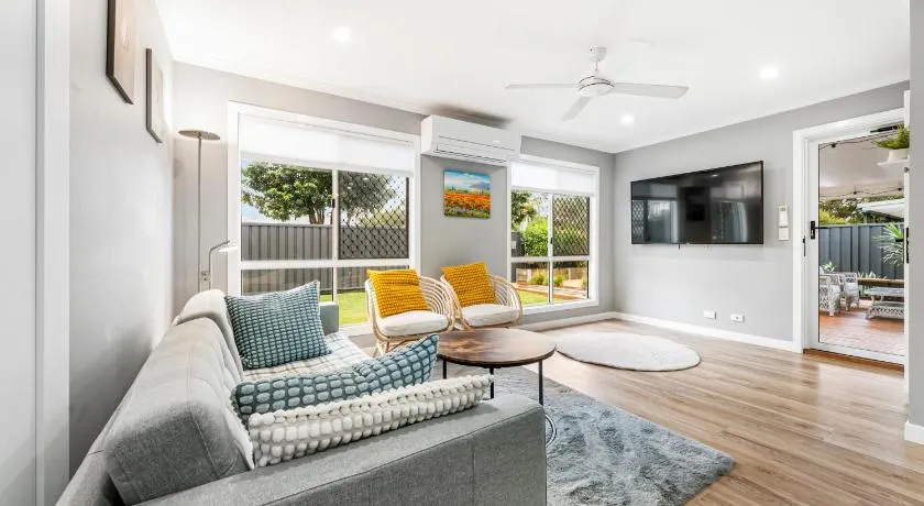 Spacious Beachmere Retreat - Walk to the Bay - Image 1