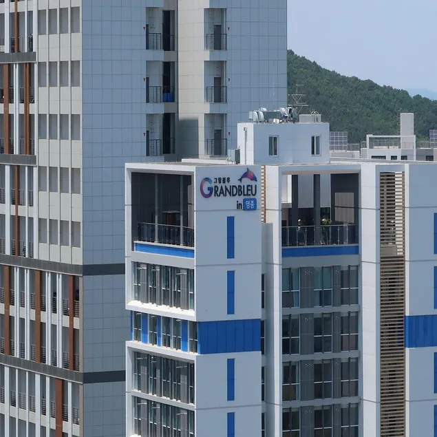 Grand Bleu Hotel & Residence - Image 1