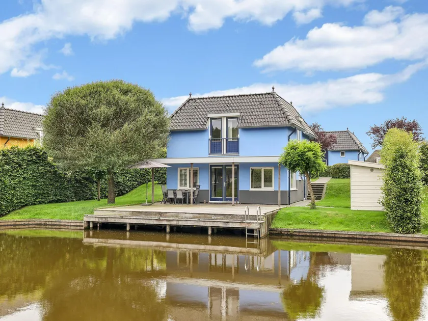 Comfortable Waterfront Park Retreat - Image 1