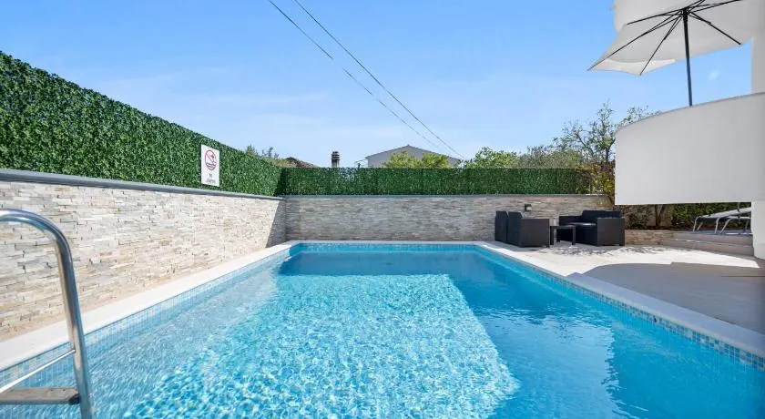 Aquarius Apartments - Beachside with Heated Pool - Image 1