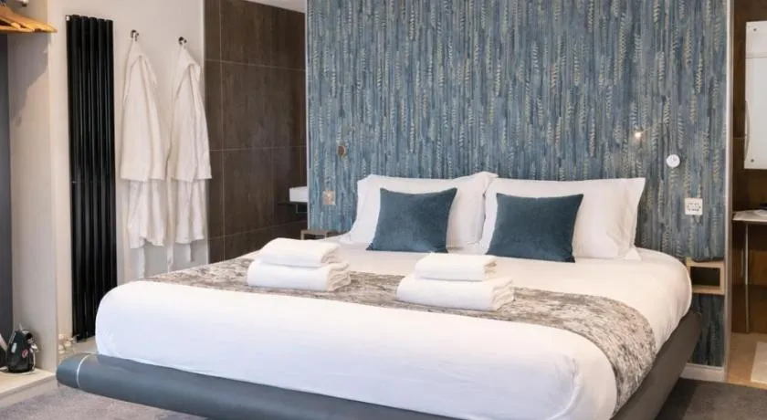 Executive 4BR Ensuite Lodge Perfect for Contractors and Teams with Private Parking - Image 1