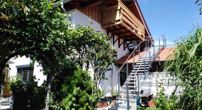 Komplette Dachwohnung mit Balkon und Bergblick - Image 1