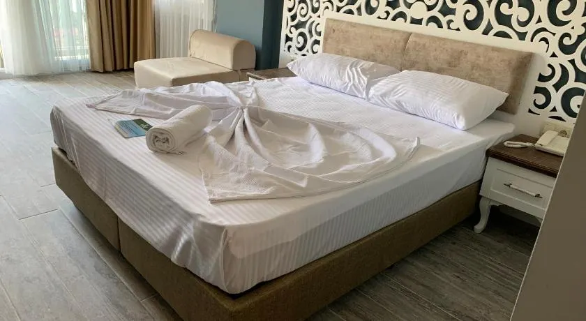 KUPALA BEACH HOTEL - Image 1