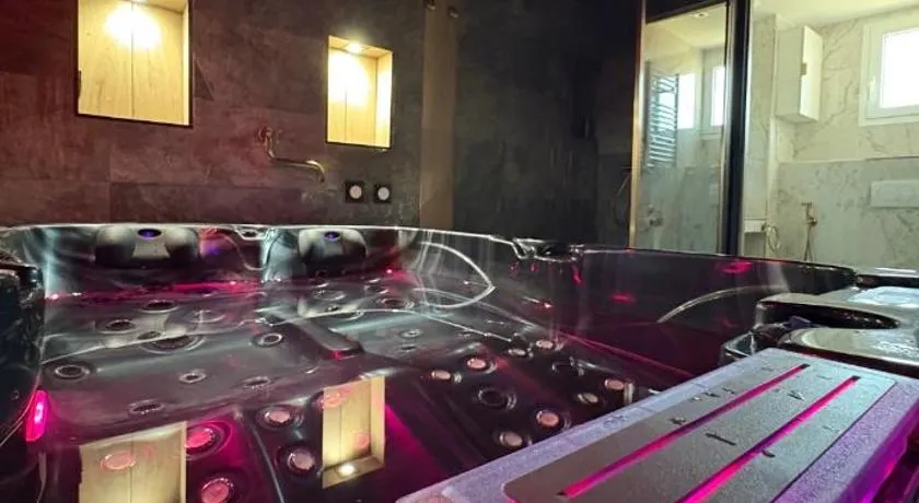 dark love suite avec Jacuzzi Privatif - Image 1
