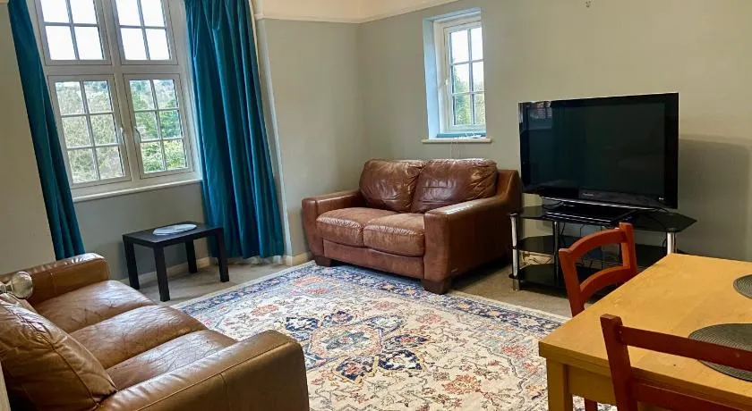 2 Bed City Center Apartment Near Station with Parking - Image 1