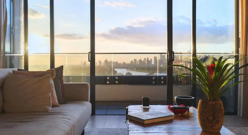 Luxury Parkside Stay with City and Bay Views - Image 1