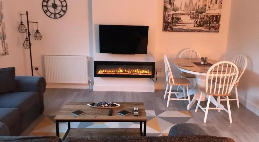 Stunning modern apartment in the Cotswolds sleeps six - Image 1