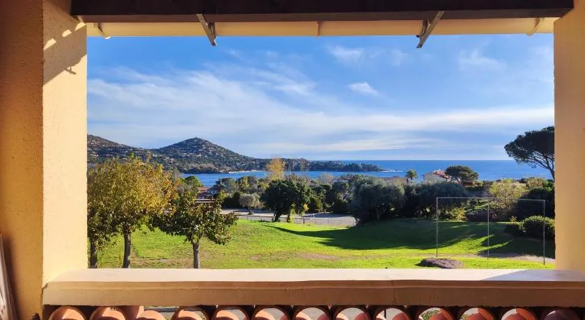 Cap Esterel, quartier Belvédère 2p meublé tourisme 3 étoiles climatisé Rez-de-Jardin, Vue Mer, WIFI, Piscine et Parking inclus - Image 1