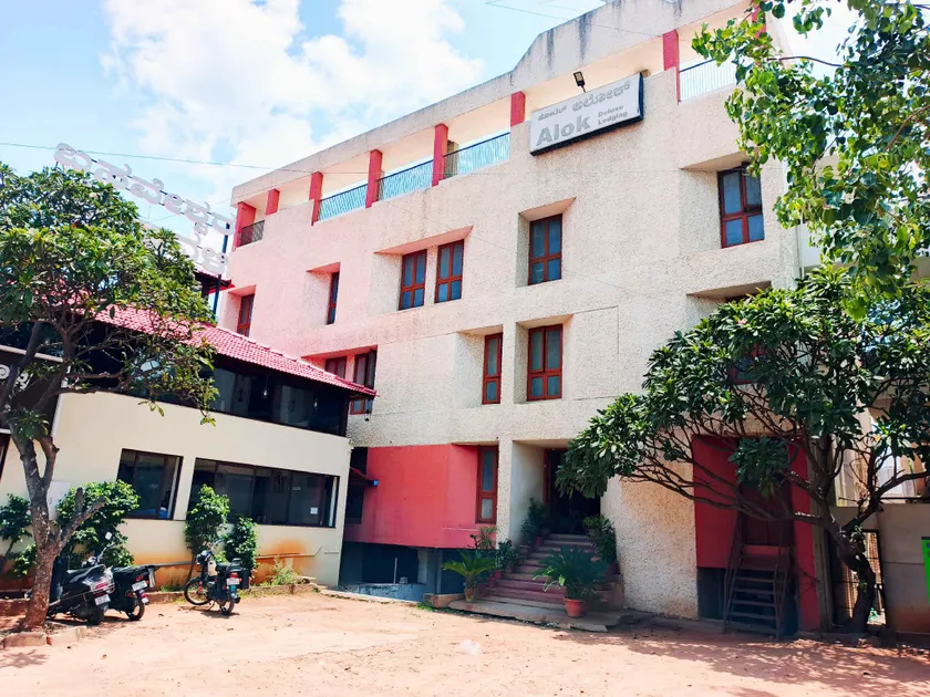 Hotel Alok Lodge - Image 1