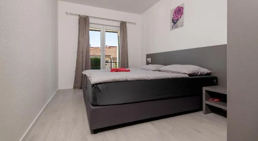 Apartments & rooms Leon - Image 1