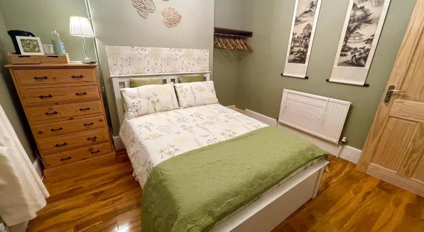 Victorian Rooms by Beach - Image 1