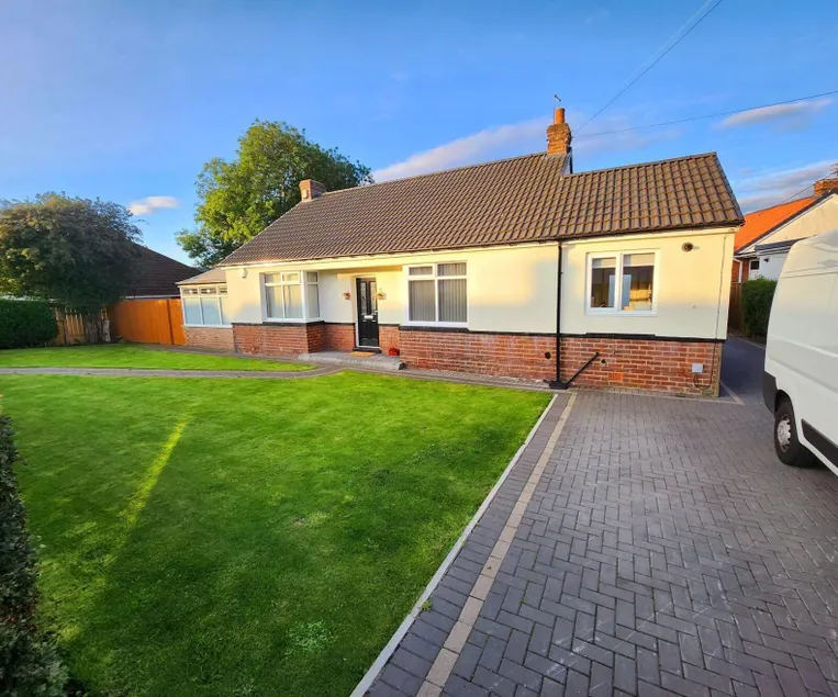 1-Bed Studio with Parking Ideal for Couples - Image 1