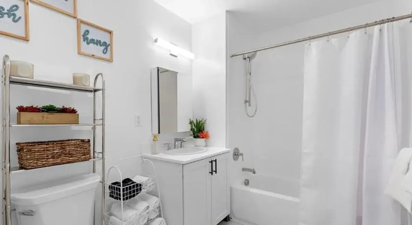 Designer 2BR Loft near NYC 10 min from EWR - Image 1