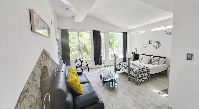 Casita Piedra - Image 1