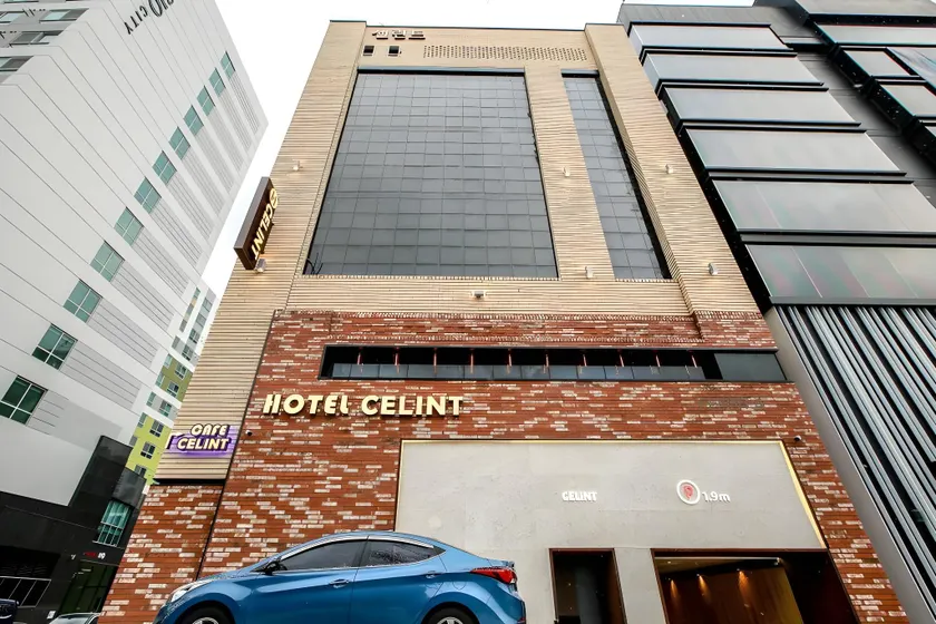 Celint Hotel - Image 1