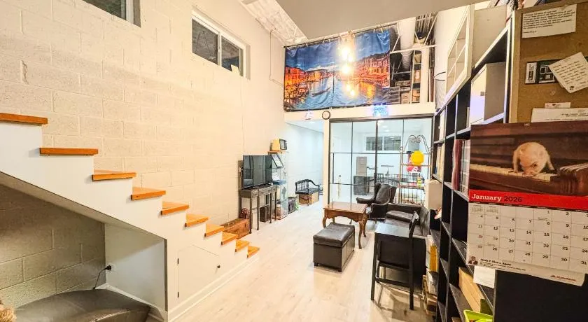 Comfort West Urban Chicago loft house - Image 1