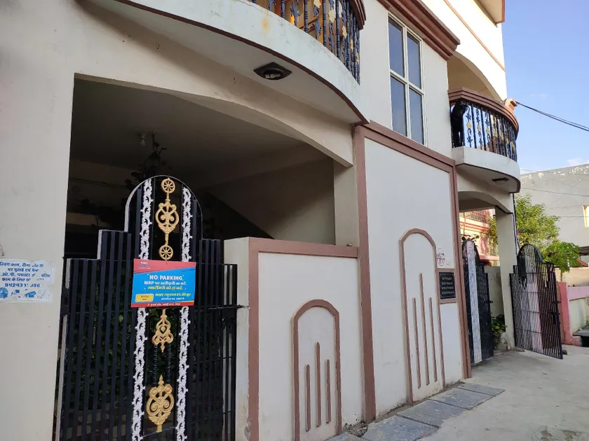Alok's Home Stay- Beautiful AC Room, Best Location at Pachpedinaka Raipur - Image 1
