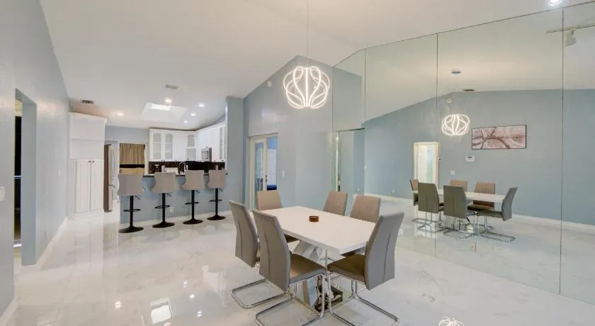 4BR Lakeview vacation home with 5beds, sleeps 10, Game Room, Mins to Sawgrass Mills - Image 1