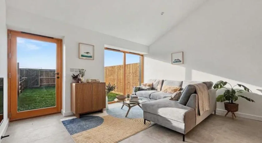 Damson Barn, modern barn conversion free parking - Image 1