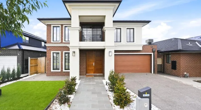 Stunning Park-fronted Luxury Grand Family House with Free Gym, Pool and Spa! - Image 1