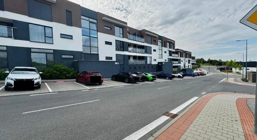 Calm Modern Studio ! 5 min to Airport ! Free Parking ! 1 min Walk to City Bus stop - Image 1