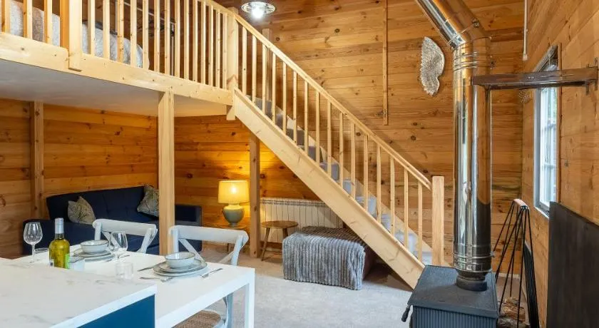 Walliswood Lodge - Wood Burner, Air Con & Wi-fi, Rural Retreat - Image 1