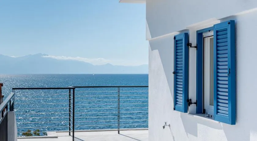 Penthouse Seafront Luxury Studio - Image 1