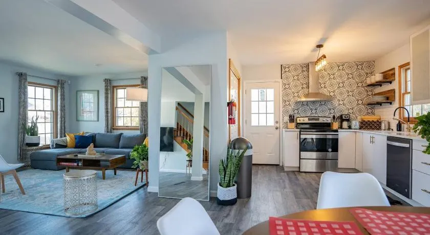New Luxury Family Getaway with Designer Touches - Image 1