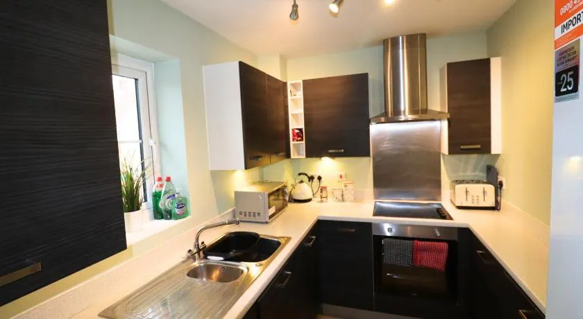 Private Parking - Two Bedroom Home Andover - Image 1